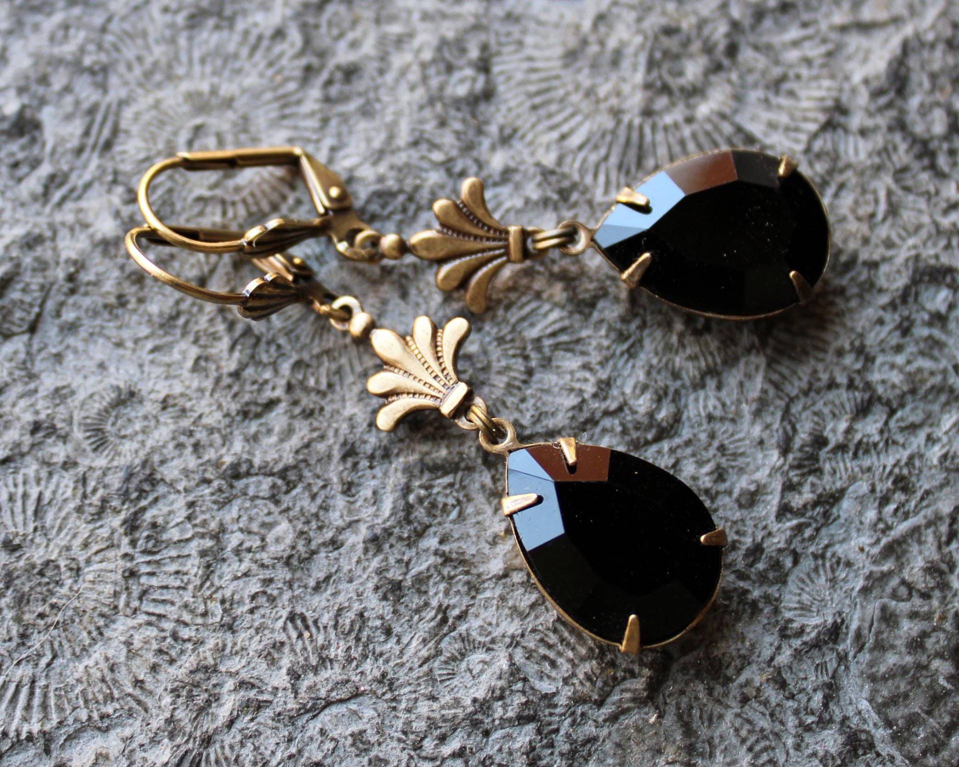 Cabochon-Ohrringe Fleur De Lis Schwarz | Messing Vintage von Drachenfliege