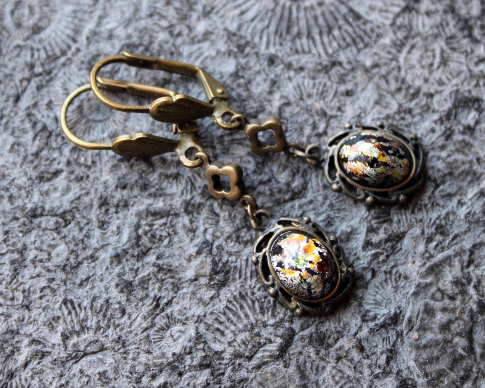 Cabochon-Ohrringe Harlequin Opal Blau | Bronze Vintage Cabochon-Ohrringe Harlequin Opal Blau | Bronze Vintage von Drachenfliege