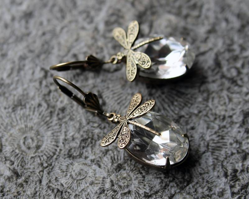 Cabochon-Ohrringe Kistall-Libellen Crystal Clear | Messing Vintage von Drachenfliege