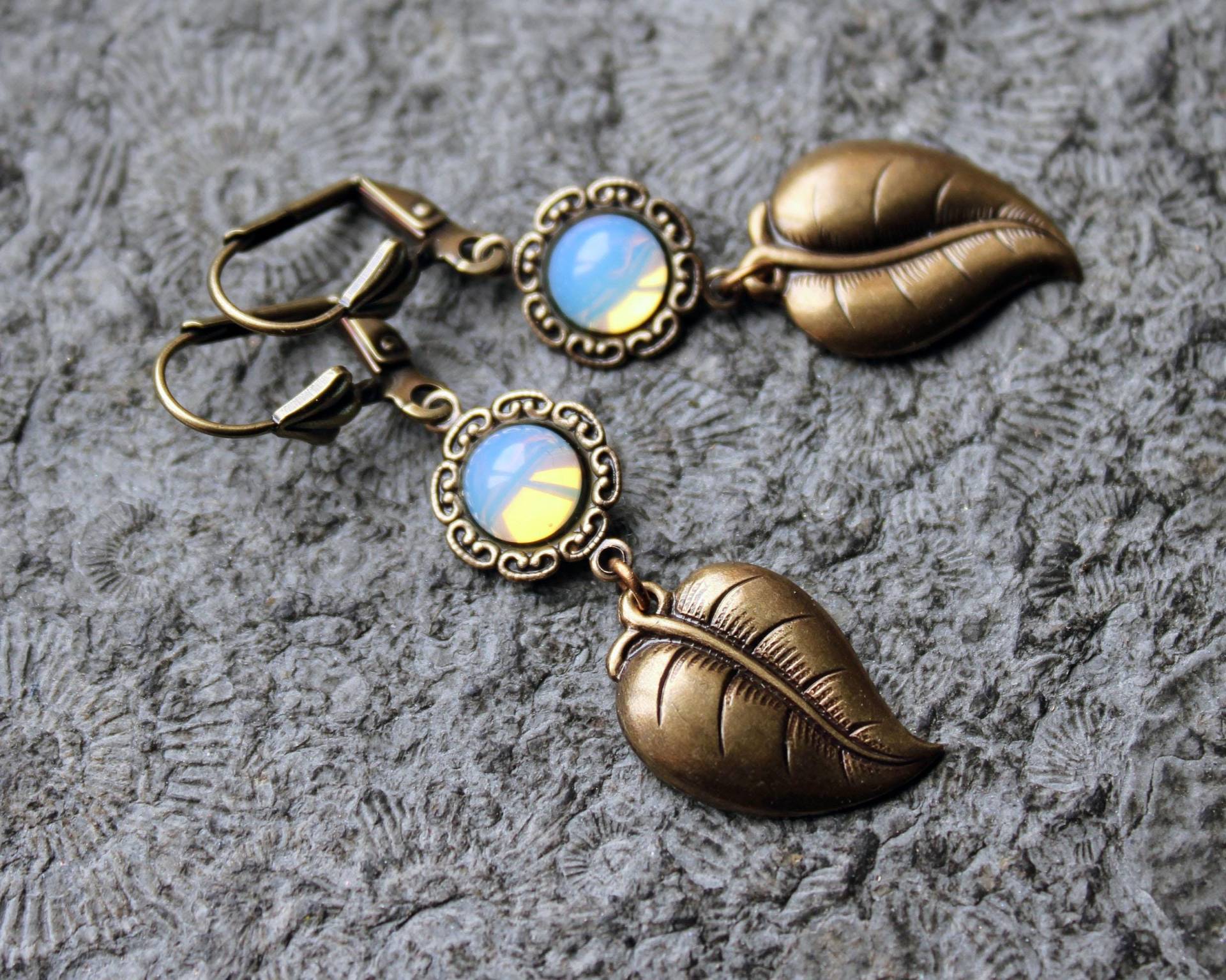 Cabochon-Ohrringe Lórellin Messing | Opal-Weiß Vintage Cabochon-Ohrringe Lórellin Messing | Opal-Weiß Vintage von Drachenfliege