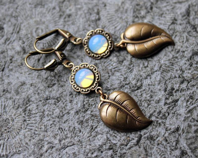 Cabochon-Ohrringe Lórellin Messing | Opal-Weiß Vintage Cabochon-Ohrringe Lórellin Messing | Opal-Weiß Vintage von Drachenfliege