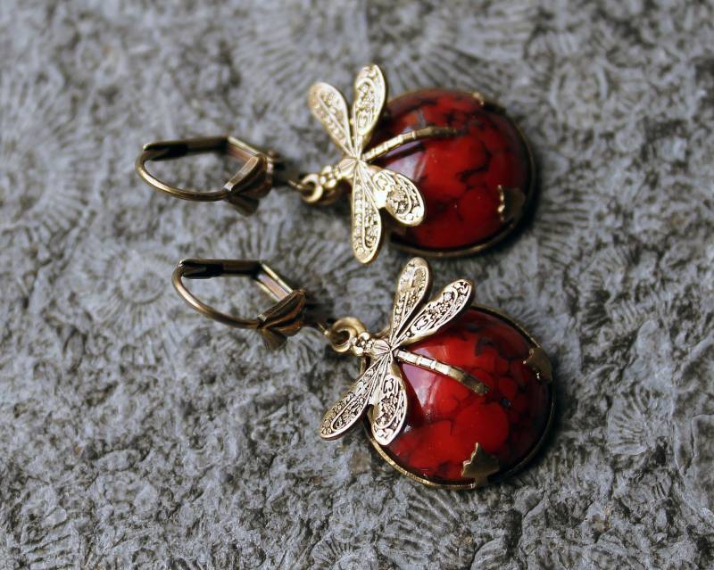 Cabochon-Ohrringe Marmor-Libellen Rot | Messing Vintage von Drachenfliege