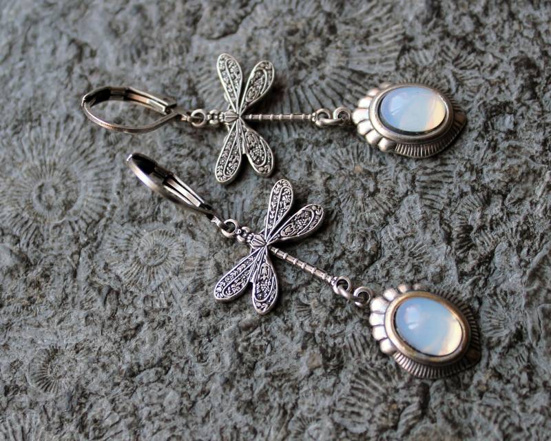 Cabochon-Ohrringe Mondlicht-Libellen Weiß | Silber Opalite Vintage von Drachenfliege
