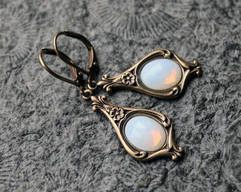 Cabochon-Ohrringe Mondschein-Minis Weiß | Messing Opalite Vintage von Drachenfliege