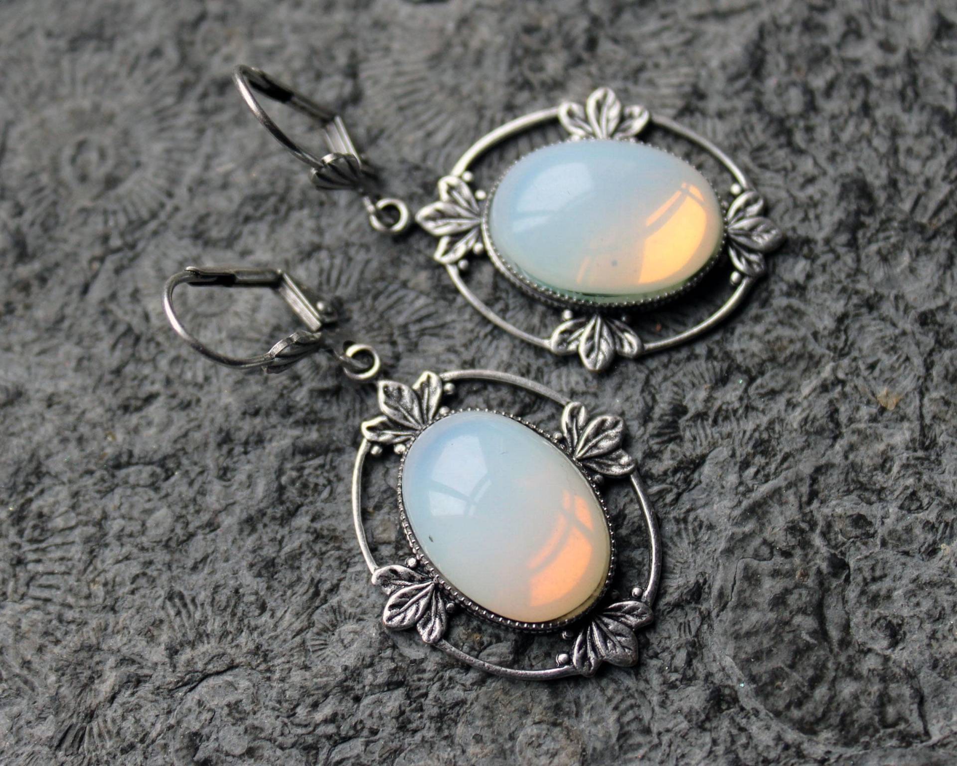 Cabochon-Ohrringe Mondschein Silber Opalite Vintage Cabochon-Ohrringe Mondschein Silber Opalite Vintage von Drachenfliege