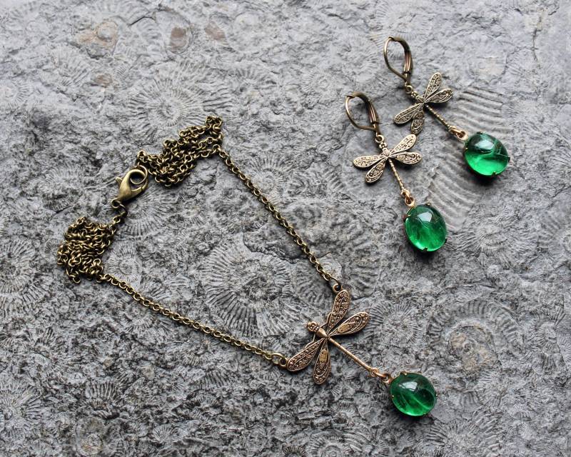 Cabochon Schmuck-Set Libellen-Flug Grün | Messing Bronze Vintage von Drachenfliege