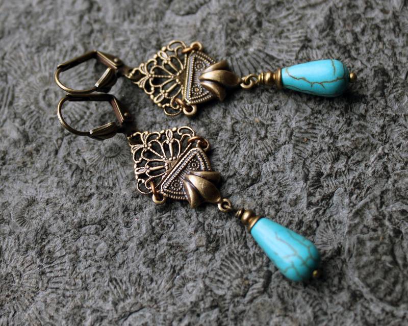 Edelstein-Ohrringe Howlith Türkis | Messing Vintage von Drachenfliege