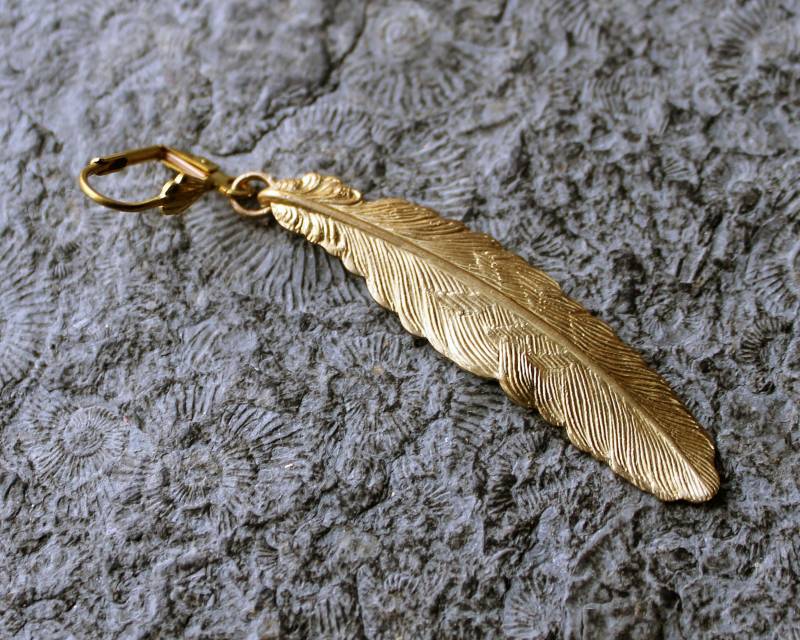 Einzel-Ohrhänger Golden Feather Rohes Messing Vintage Unikat von Drachenfliege