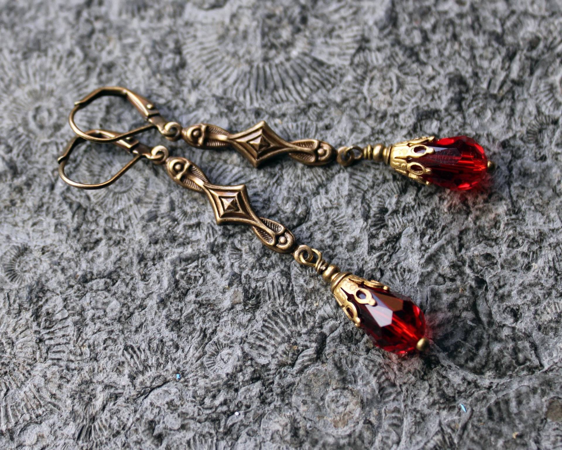 Glasperlen-Ohrhänger Feuer-Tropfen Rot | Messing Vintage von Drachenfliege