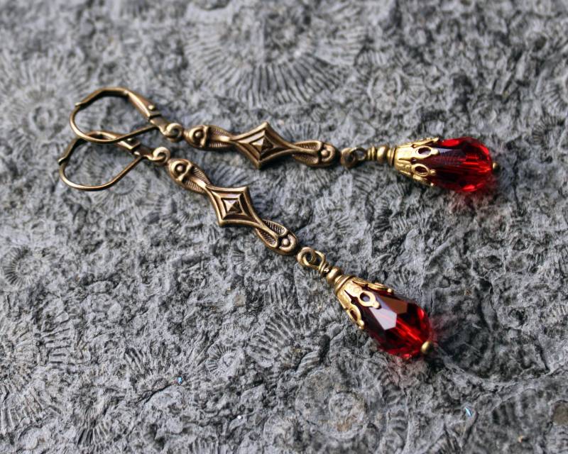 Glasperlen-Ohrhänger Feuer-Tropfen Rot | Messing Vintage von Drachenfliege