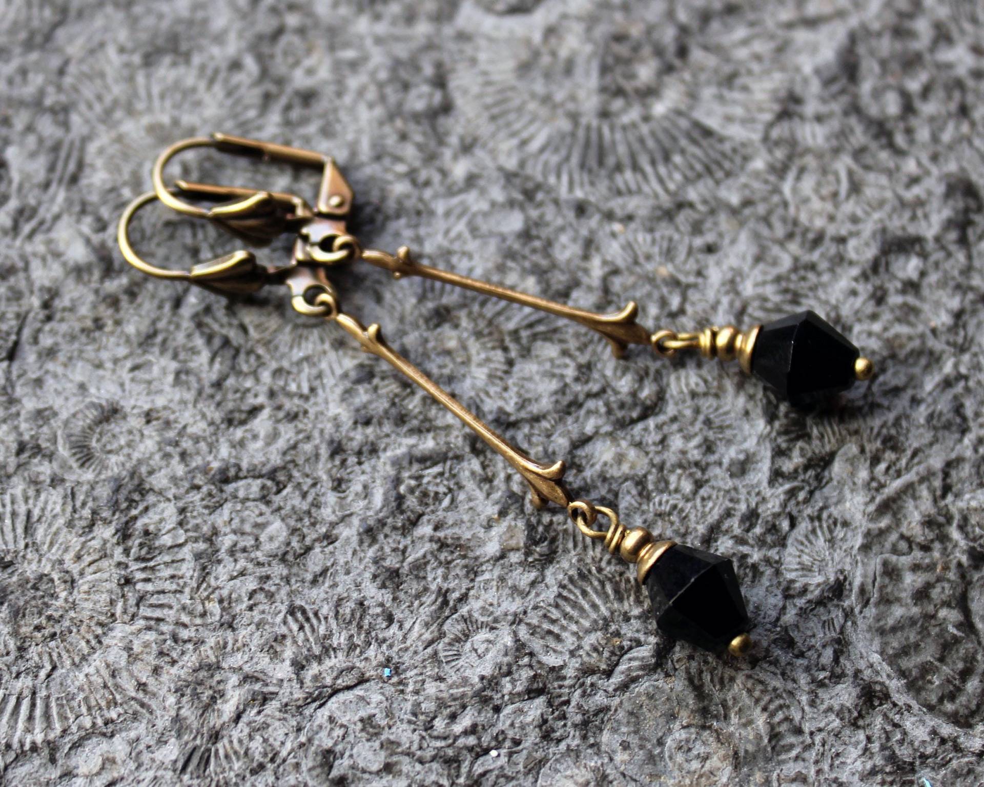 Glasperlen-Ohrhänger Flapper Girl Art Déco Schwarz | Messing Vintage von Drachenfliege