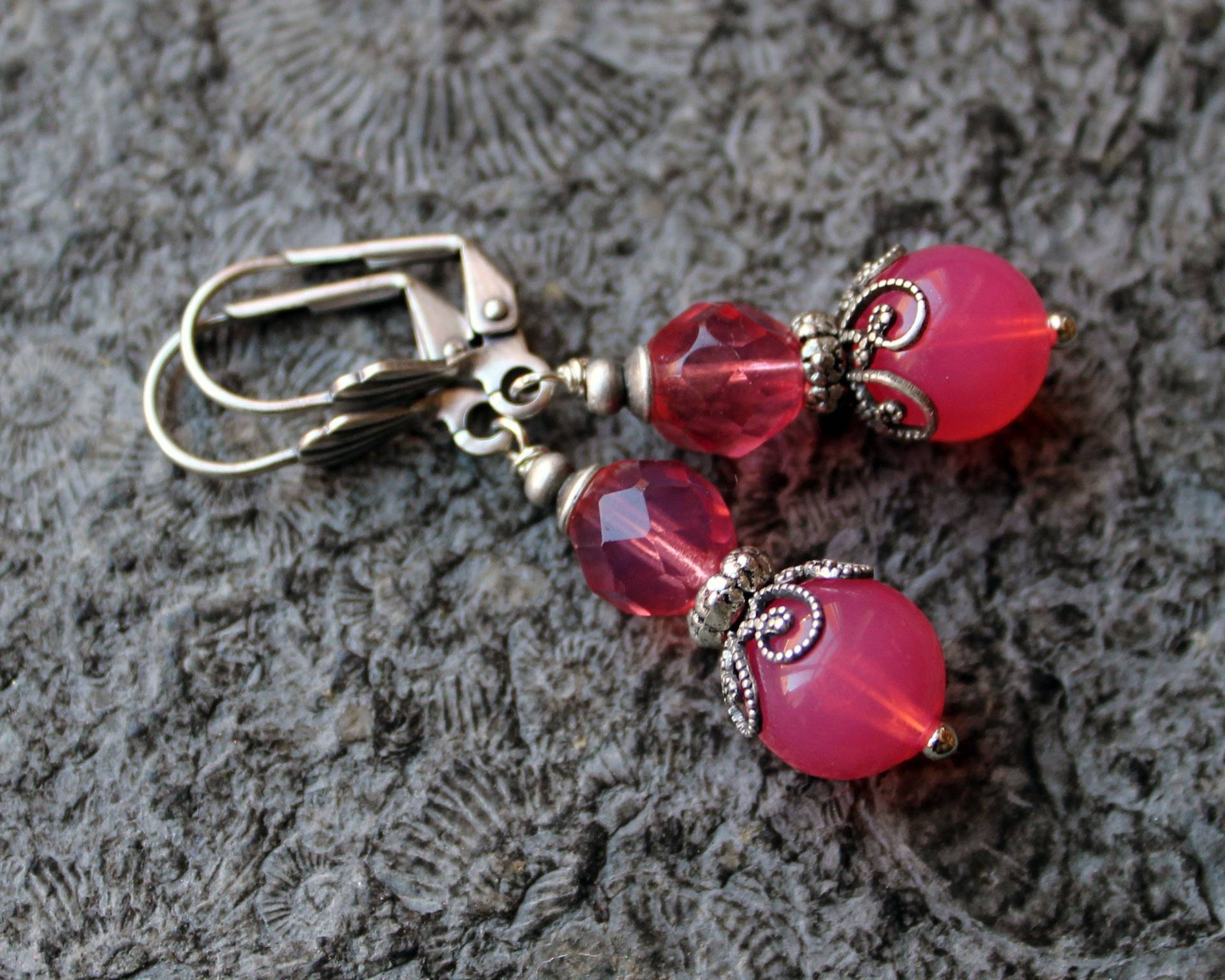 Glasperlen-Ohrhänger Pink Peony Rosa | Silber Vintage Glasperlen-Ohrhänger Pink Peony Rosa | Silber Vintage von Drachenfliege
