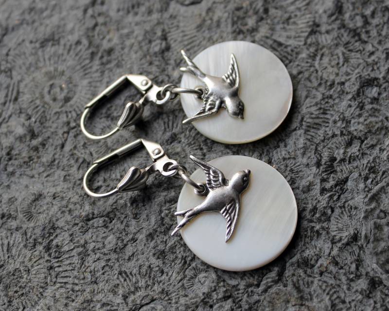 Hänge-Ohrringe Perlmutt-Schwalben Weiß | Silber Vintage von Drachenfliege