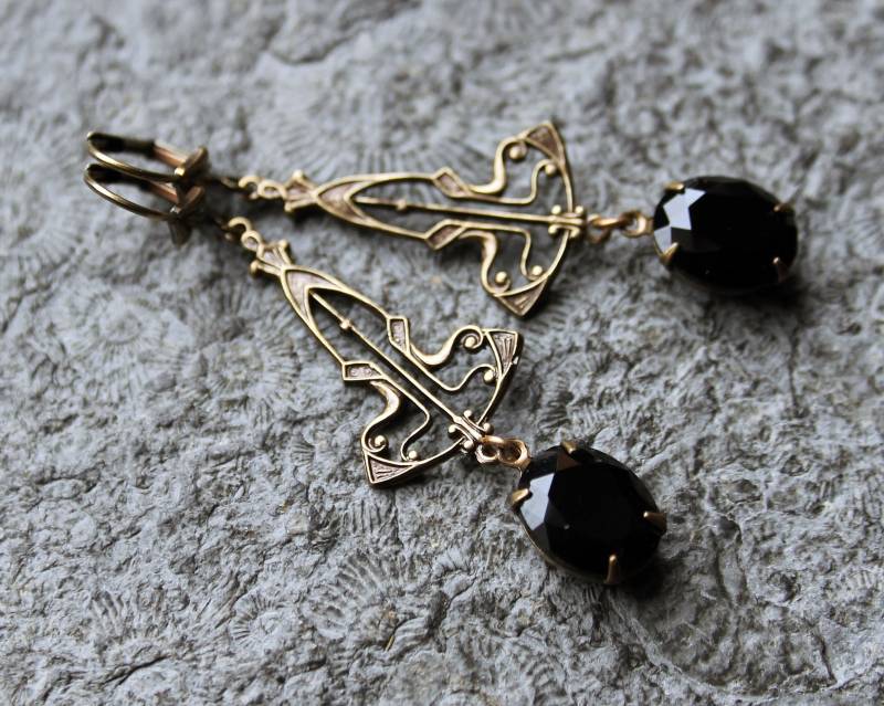 Jugendstil-Ohrhänger Theda Schwarz | Messing Cabochon Vintage von Drachenfliege