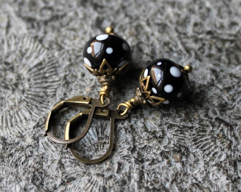 Lampwork Glasperlen-Ohrhänger Polka Dots Bronze | Schwarz Vintage von Drachenfliege