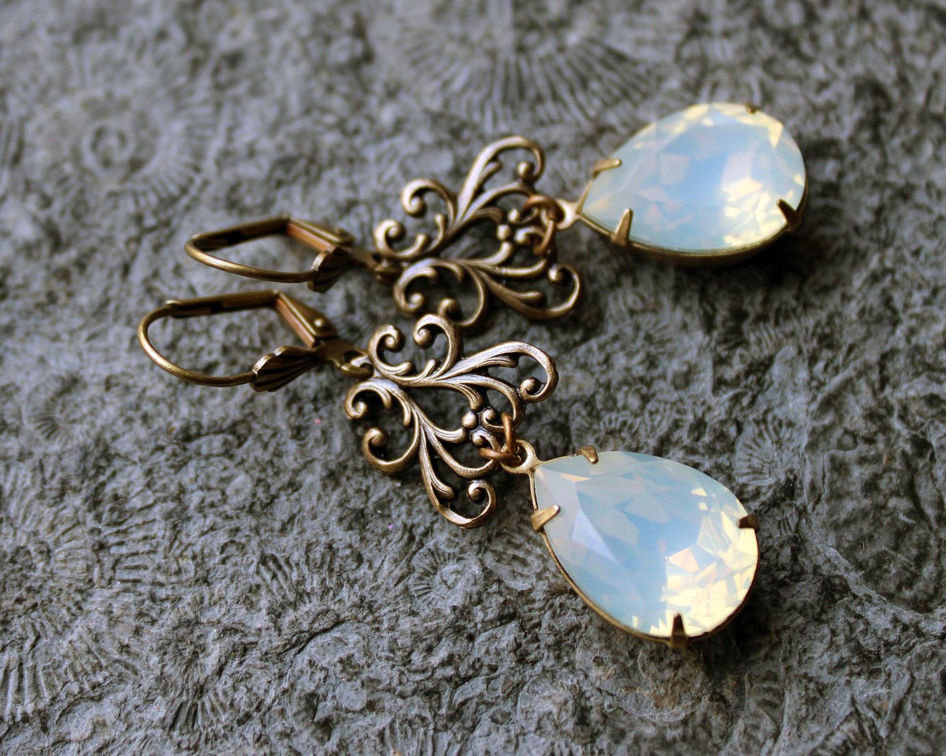 Unikat Cabochon-Ohrhänger Helena White Opal | Messing Art Nouveau Vintage Unikat Cabochon-Ohrhänger Helena White Opal | Messing Art Nouveau Vintage von Drachenfliege