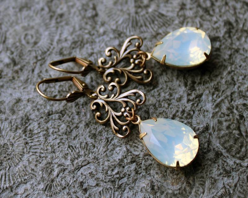 Unikat Cabochon-Ohrhänger Helena White Opal | Messing Art Nouveau Vintage Unikat Cabochon-Ohrhänger Helena White Opal | Messing Art Nouveau Vintage von Drachenfliege