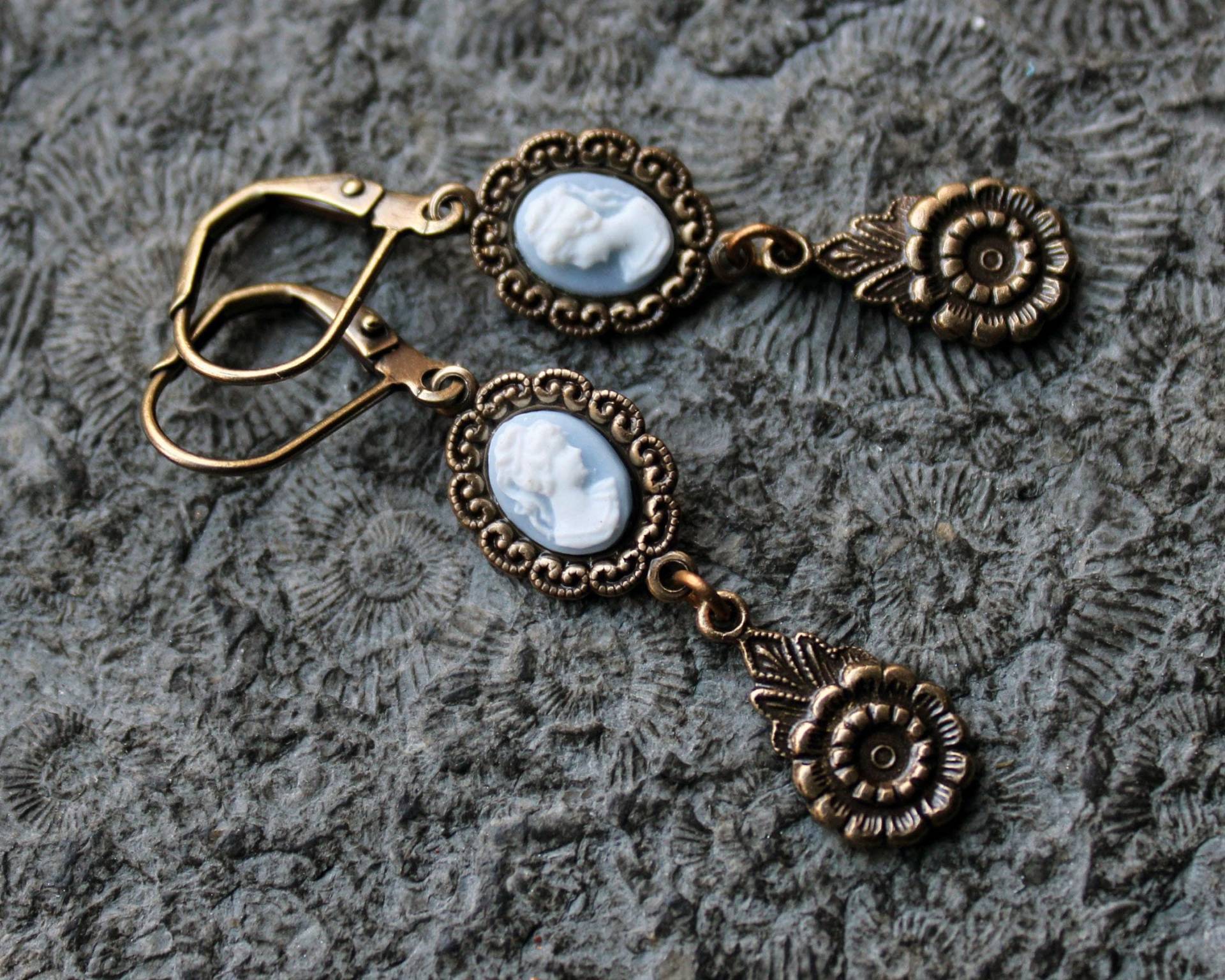 Unikat Cabochon-Ohrhänger Little Women Vintage Messing Gemme Unikat Cabochon-Ohrhänger Little Women Vintage Messing Gemme von Drachenfliege