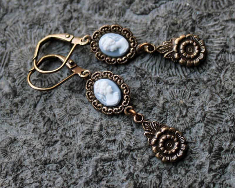 Unikat Cabochon-Ohrhänger Little Women Vintage Messing Gemme von Drachenfliege