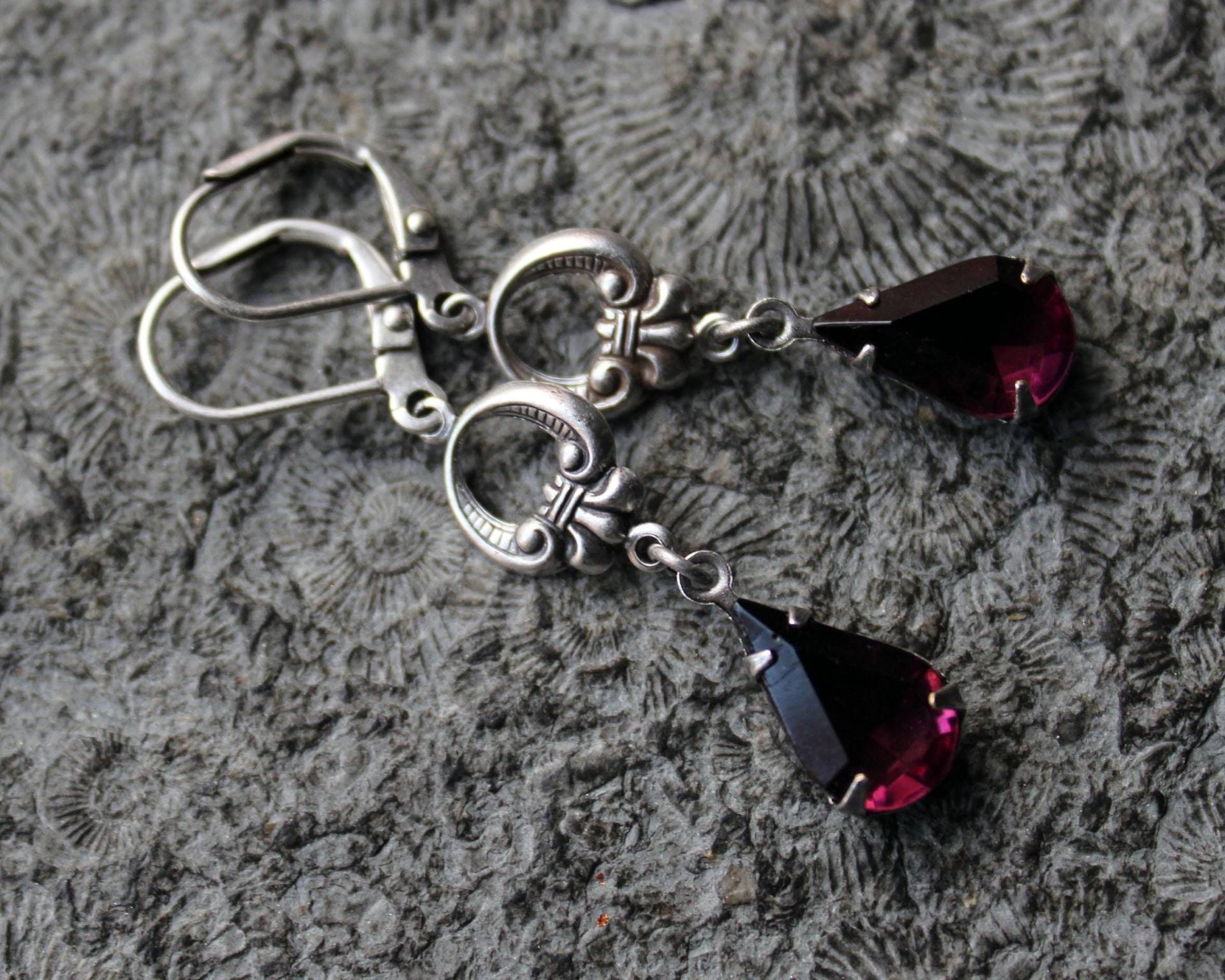 Unikat Cabochon-Ohrhänger Violetta Silber | Violett Vintage Unikat Cabochon-Ohrhänger Violetta Silber | Violett Vintage von Drachenfliege