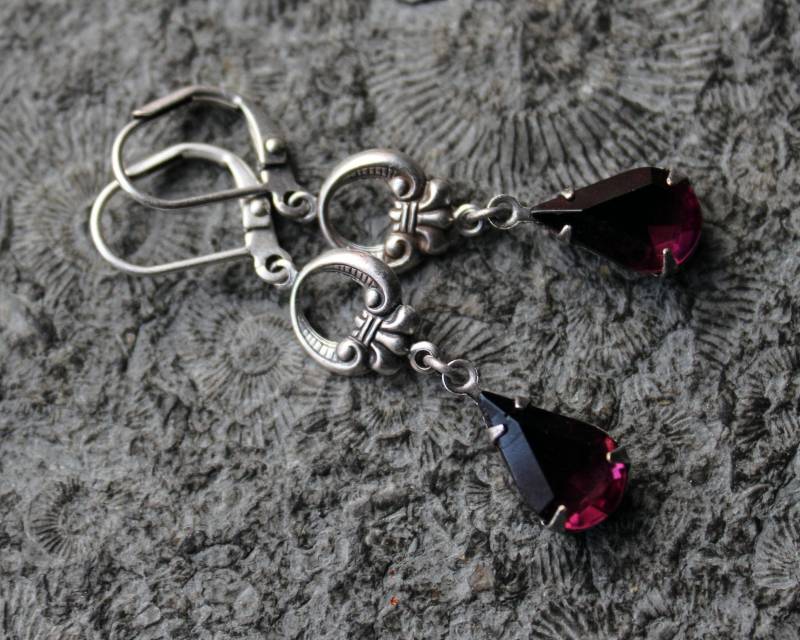 Unikat Cabochon-Ohrhänger Violetta Silber | Violett Vintage Unikat Cabochon-Ohrhänger Violetta Silber | Violett Vintage von Drachenfliege