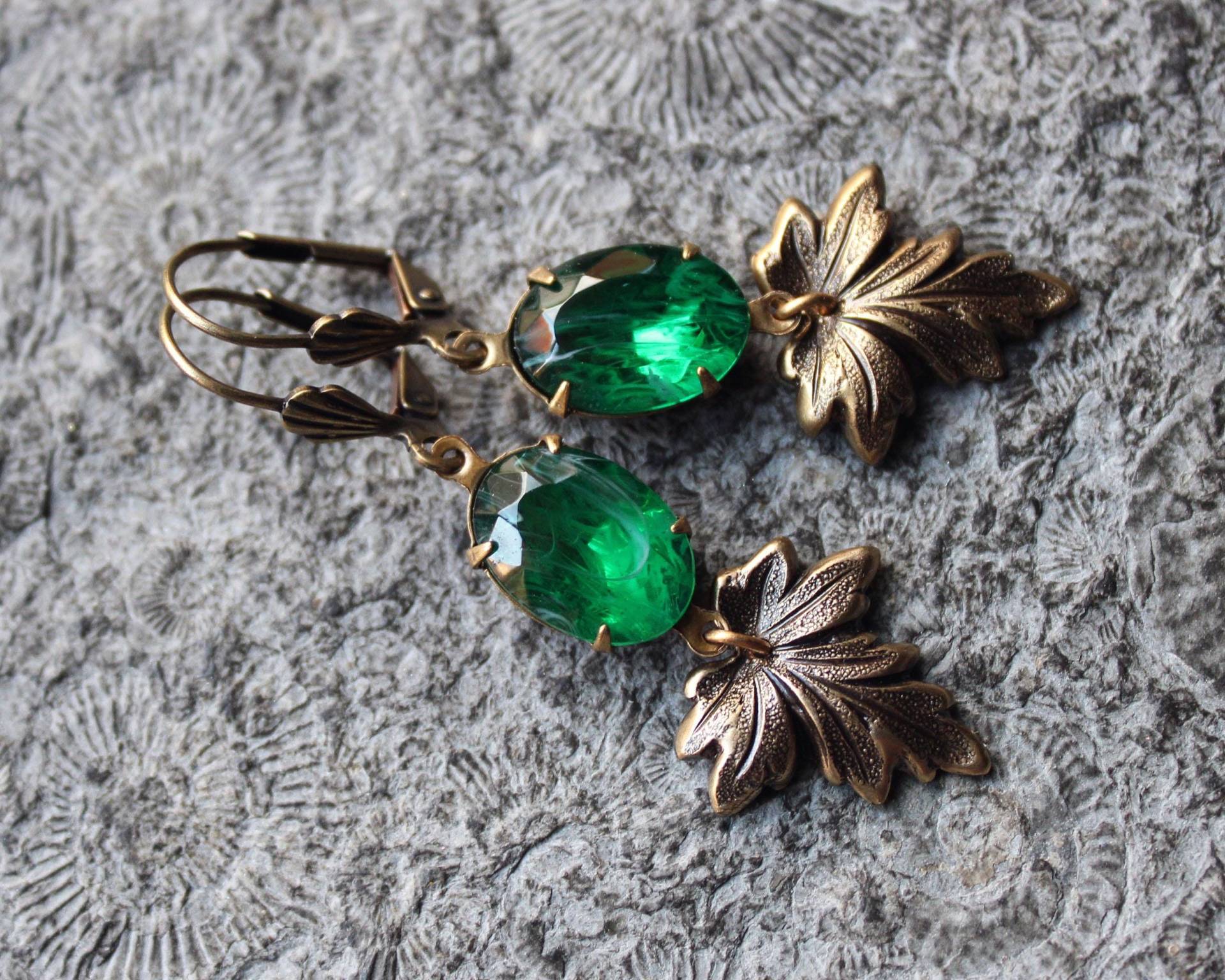 Unikat Cabochon-Ohrringe Blattgrün Messing | Grün Vintage von Drachenfliege