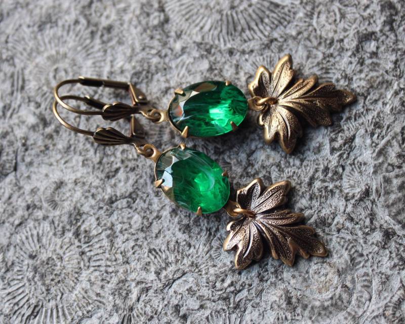 Unikat Cabochon-Ohrringe Blattgrün Messing | Grün Vintage von Drachenfliege