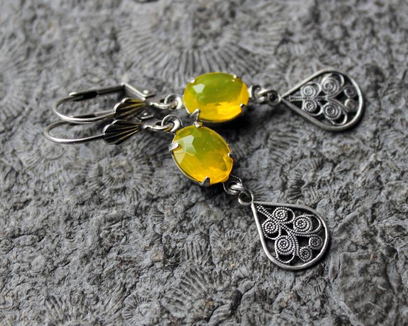 Unikat Cabochon-Ohrringe Cleo Silber | Gelb Vintage von Drachenfliege