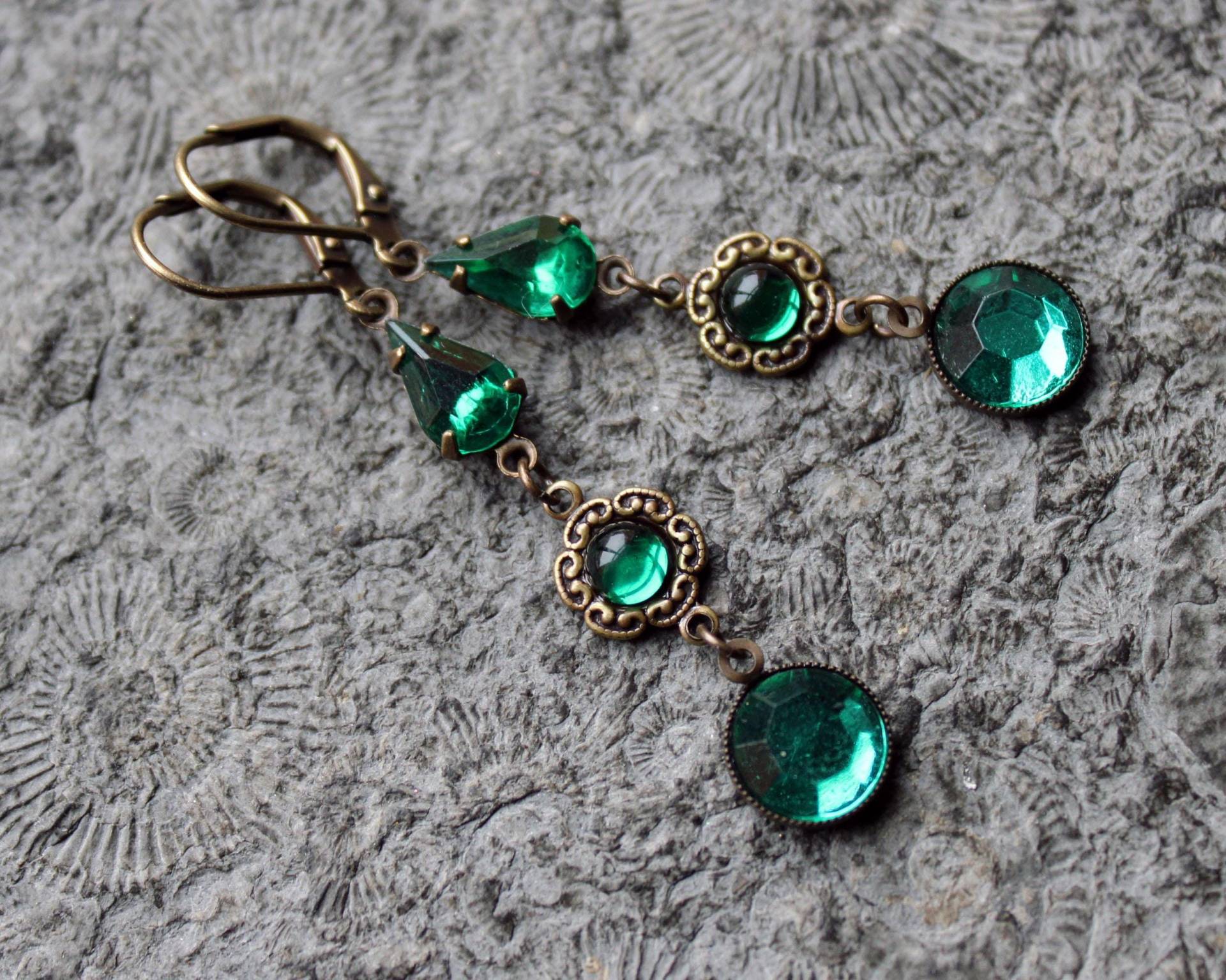 Unikat Cabochon-Ohrringe Emerald Grün | Messing Vintage von Drachenfliege