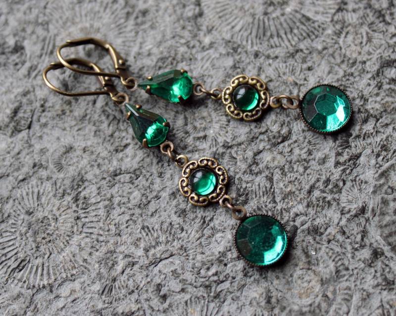 Unikat Cabochon-Ohrringe Emerald Grün | Messing Vintage von Drachenfliege