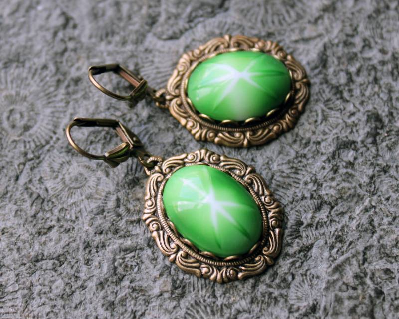 Unikat Cabochon-Ohrringe Emma Messing | Grün Vintage Unikat Cabochon-Ohrringe Emma Messing | Grün Vintage von Drachenfliege