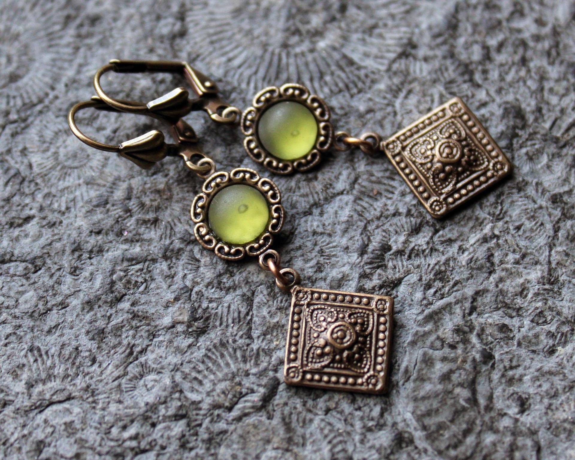 Unikat Cabochon-Ohrringe Queenie Grün | Messing Vintage Unikat Cabochon-Ohrringe Queenie Grün | Messing Vintage von Drachenfliege