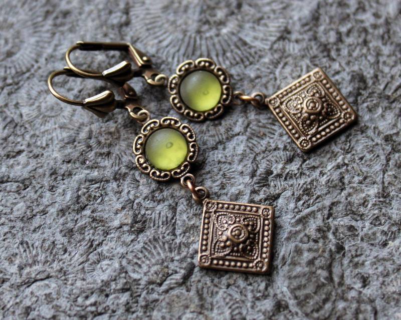 Unikat Cabochon-Ohrringe Queenie Grün | Messing Vintage Unikat Cabochon-Ohrringe Queenie Grün | Messing Vintage von Drachenfliege
