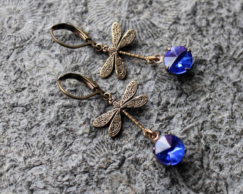 Unikat Cabochon-Ohrringe Saphir-Libellen Blau | Messing Vintage von Drachenfliege