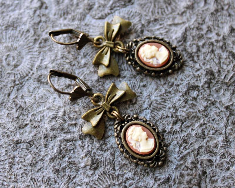 Unikat Cabochon-Ohrringe Victorian Bow Gemme Weiß | Rosa Bronze Vintage Unikat Cabochon-Ohrringe Victorian Bow Gemme Weiß | Rosa Bronze Vintage von Drachenfliege