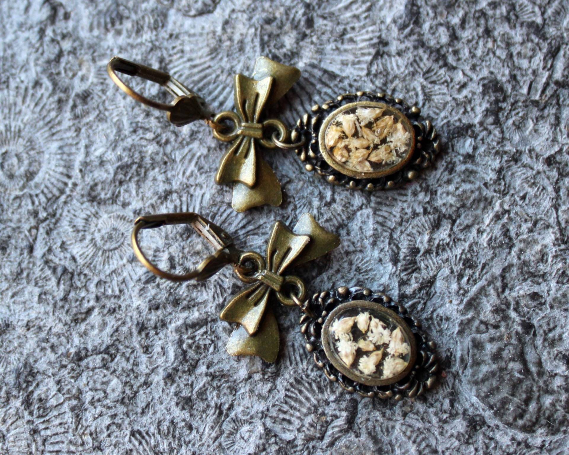 Unikat Cabochon-Ohrringe Victorian Bow Resin Weiß | Bronze Vintage Unikat Cabochon-Ohrringe Victorian Bow Resin Weiß | Bronze Vintage von Drachenfliege