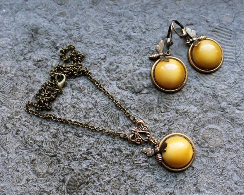 Unikat Cabochon Schmuck-Set Honey Bees Vintage Bronze | Messing Gelb von Drachenfliege