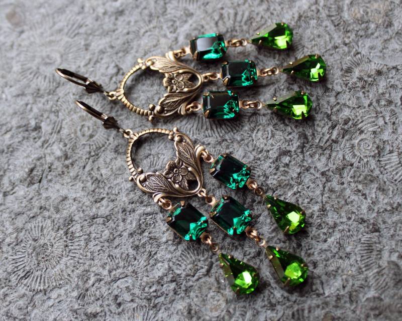 Unikat Gala-Ohrringe Chandeliers Lush Green Grün | Messing Vintage von Drachenfliege