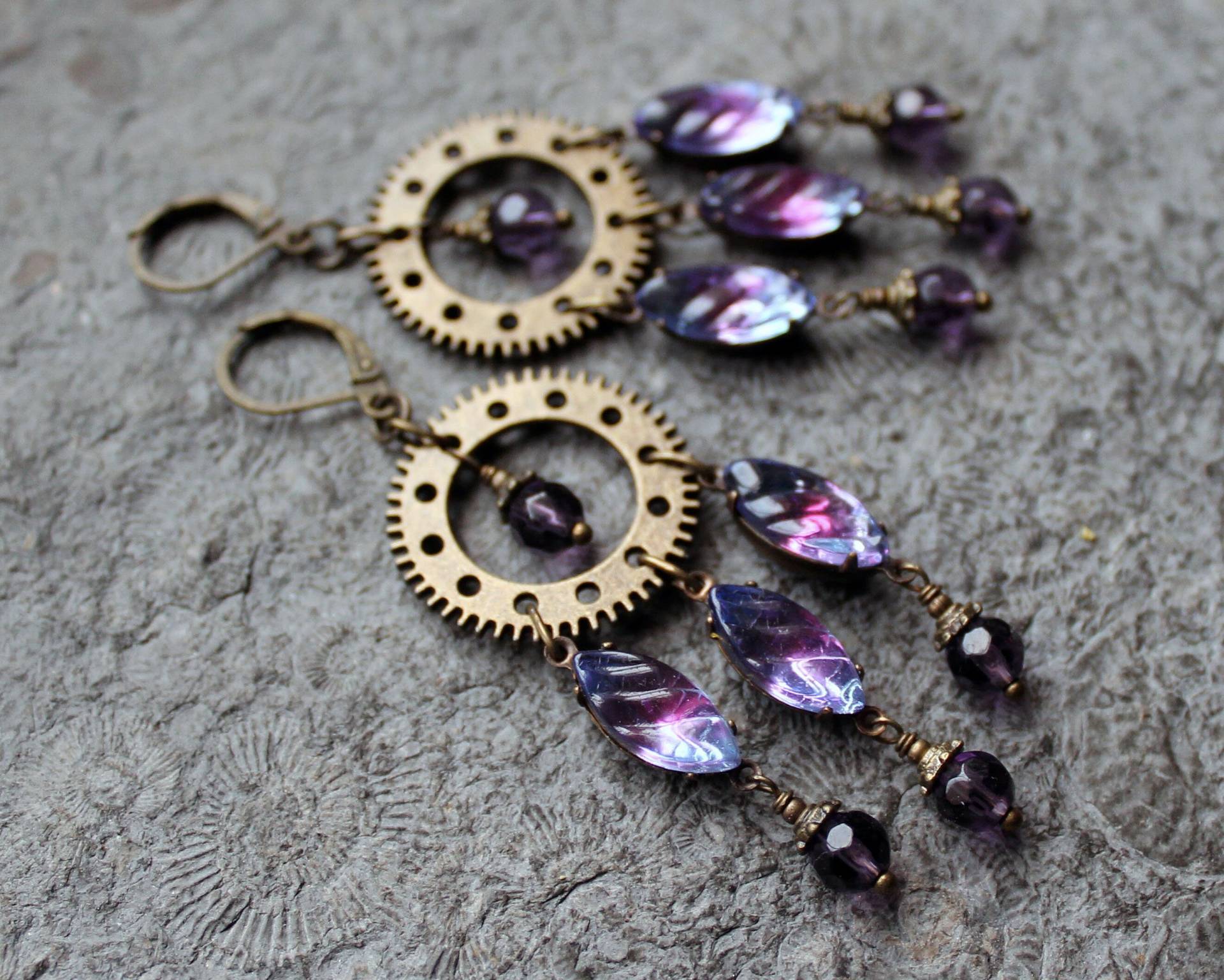 Unikat Glasperlen-Ohrringe Steampunk Zahnrad Bronze | Violett Vintage Unikat Glasperlen-Ohrringe Steampunk Zahnrad Bronze | Violett Vintage von Drachenfliege