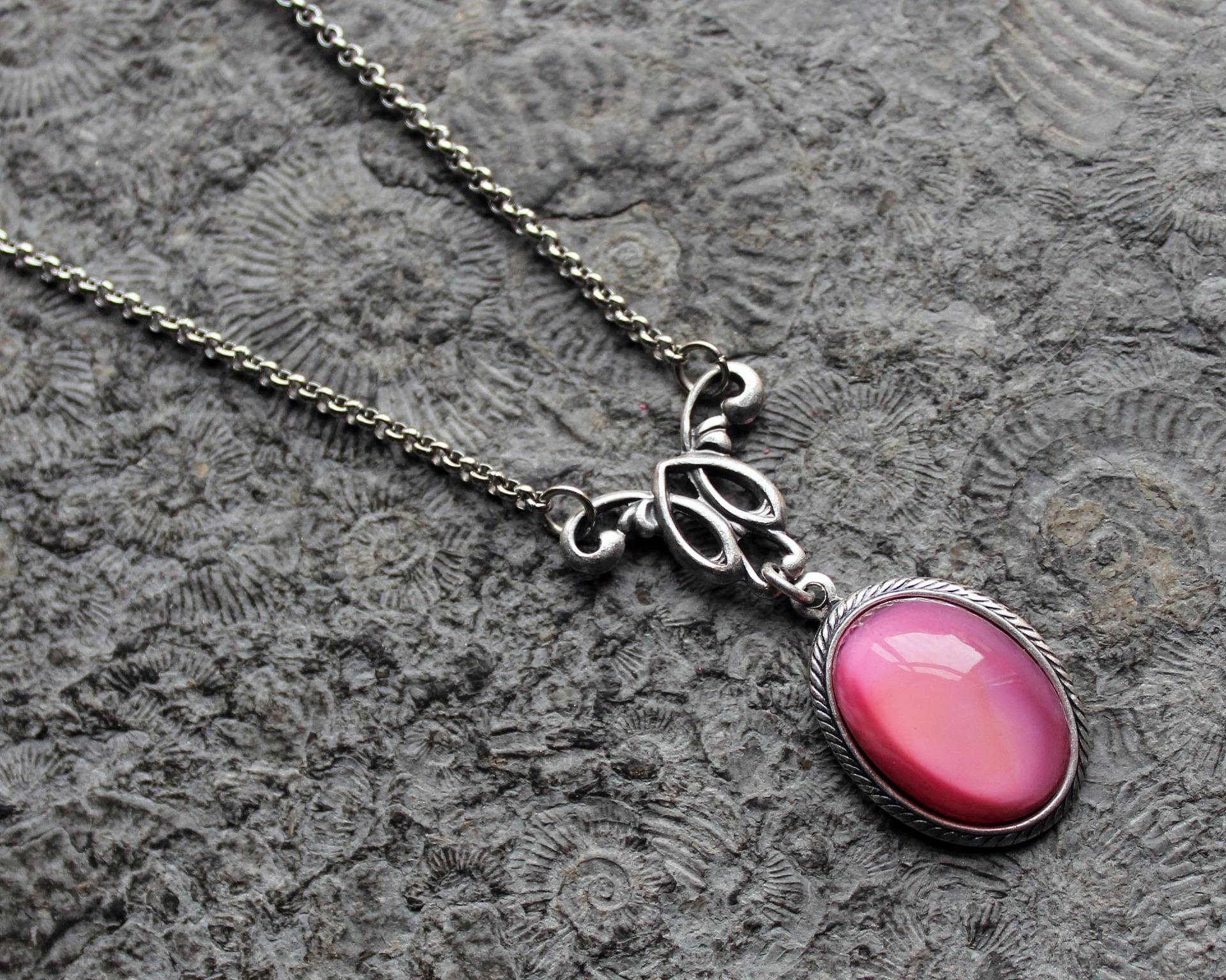 Unikat Jugendstil Cabochon-Kette Pink Moonglow Collier Vintage Rosa | Silber Unikat Jugendstil Cabochon-Kette Pink Moonglow Collier Vintage Rosa | Silber von Drachenfliege