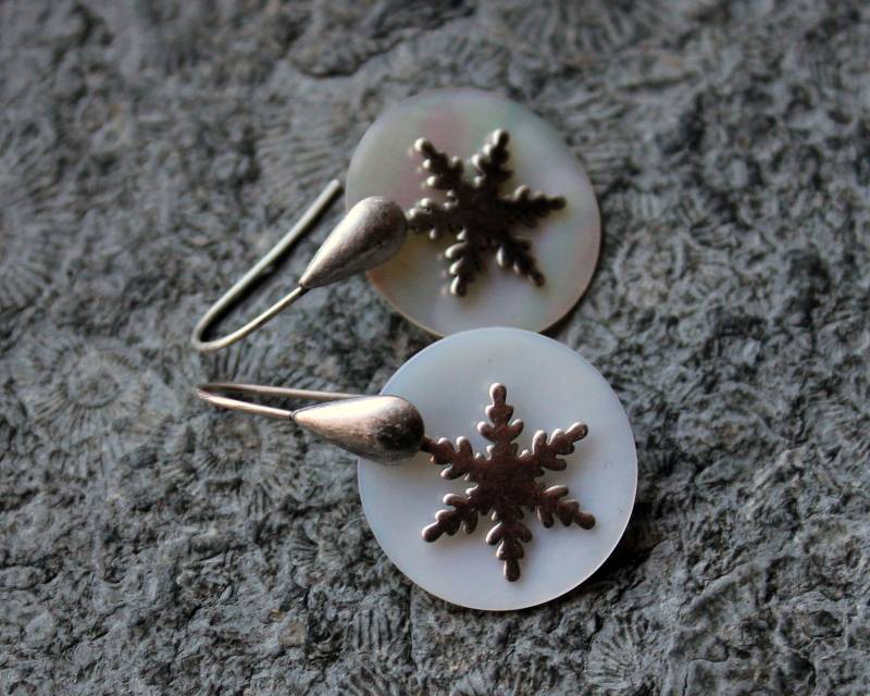 Unikat Perlmutt-Ohrringe Schneeflocke Weiß | Silber Vintage von Drachenfliege