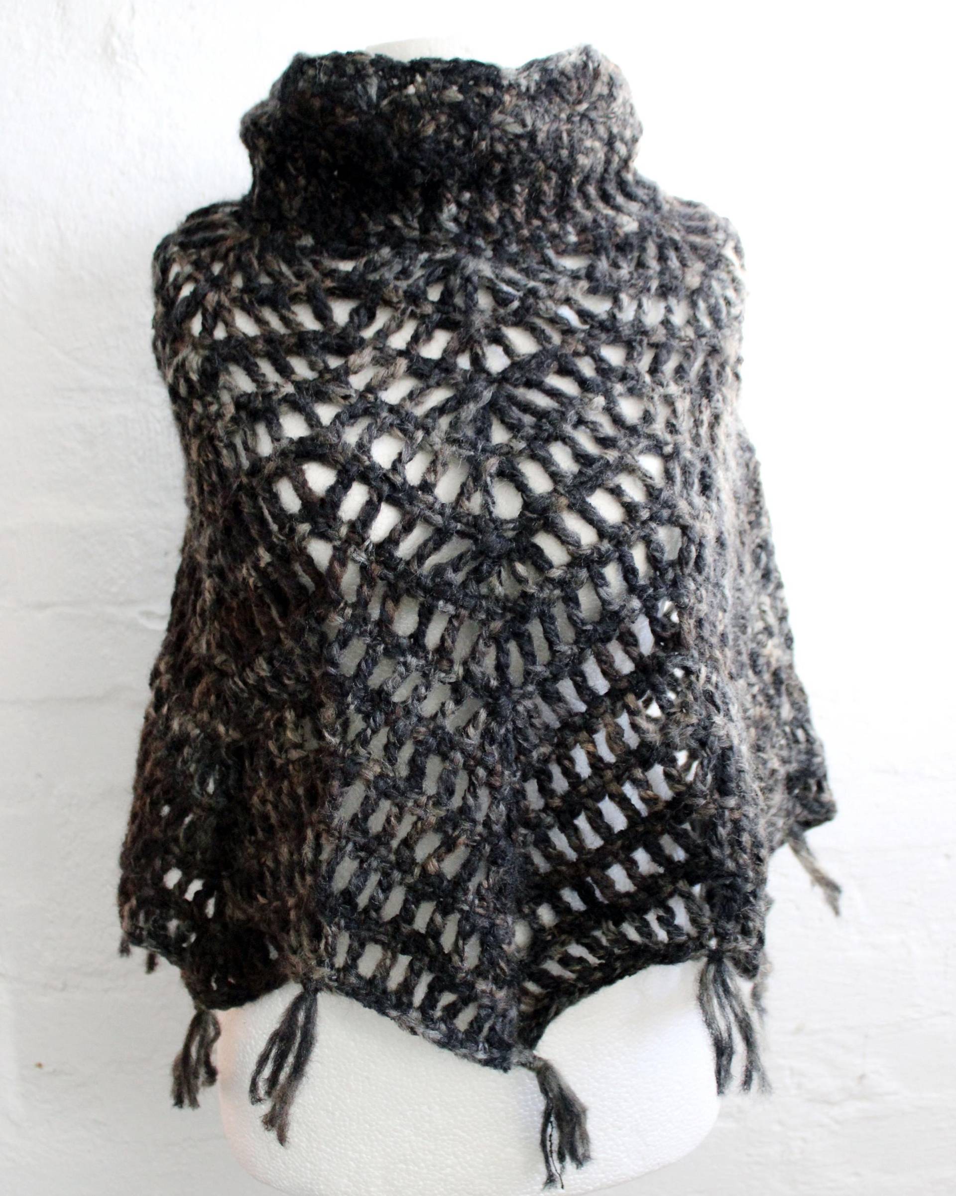 Unikat Poncho Gehäkelt Schwarz | Grau Schurwolle Polyacryl von Drachenfliege