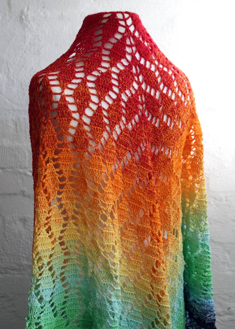 Unikat Schultertuch Mit Farbverlauf Dreieckstuch Gehäkelt Regenbogen Baumwolle | Polyacryl von Drachenfliege