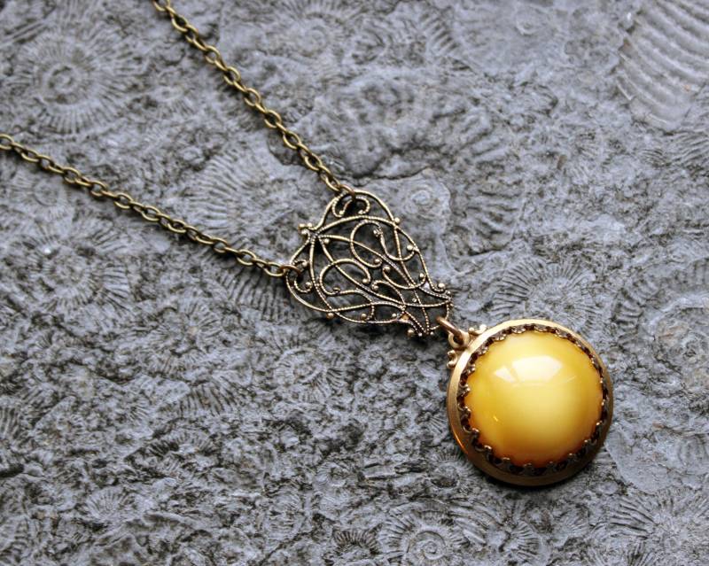Unikat Vintage Cabochon-Collier Phyllis Kette Butterscotch Yellow | Messing von Drachenfliege