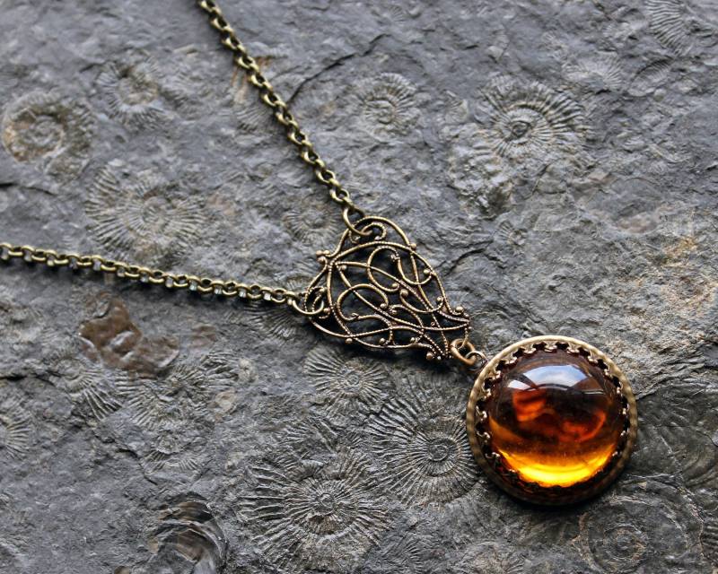 Unikat Vintage Cabochon-Collier Phyllis Kette Gelb | Messing Unikat Vintage Cabochon-Collier Phyllis Kette Gelb | Messing von Drachenfliege