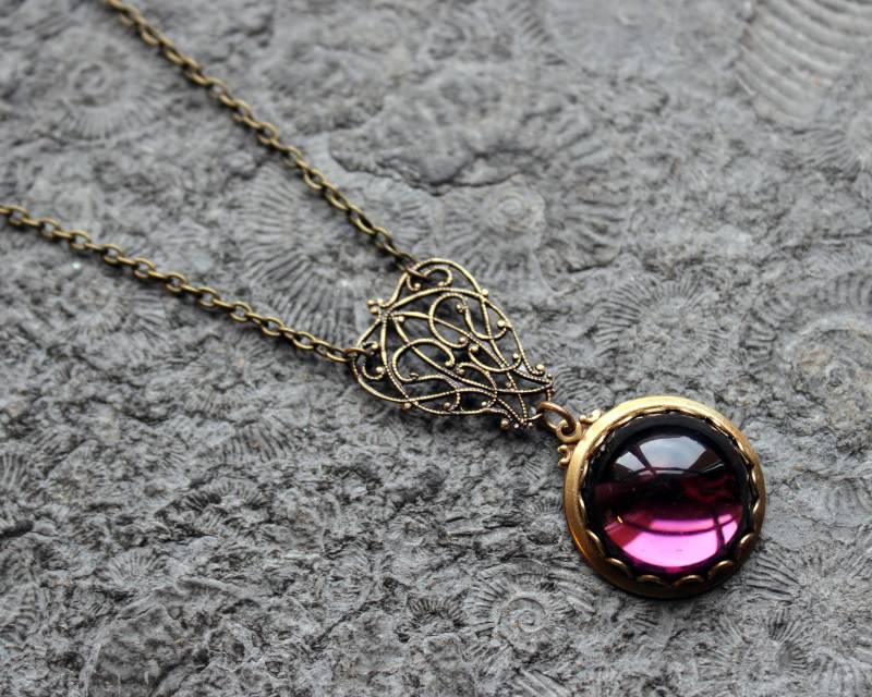 Vintage Cabochon-Collier Phyllis Kette Lila | Messing Vintage Cabochon-Collier Phyllis Kette Lila | Messing von Drachenfliege