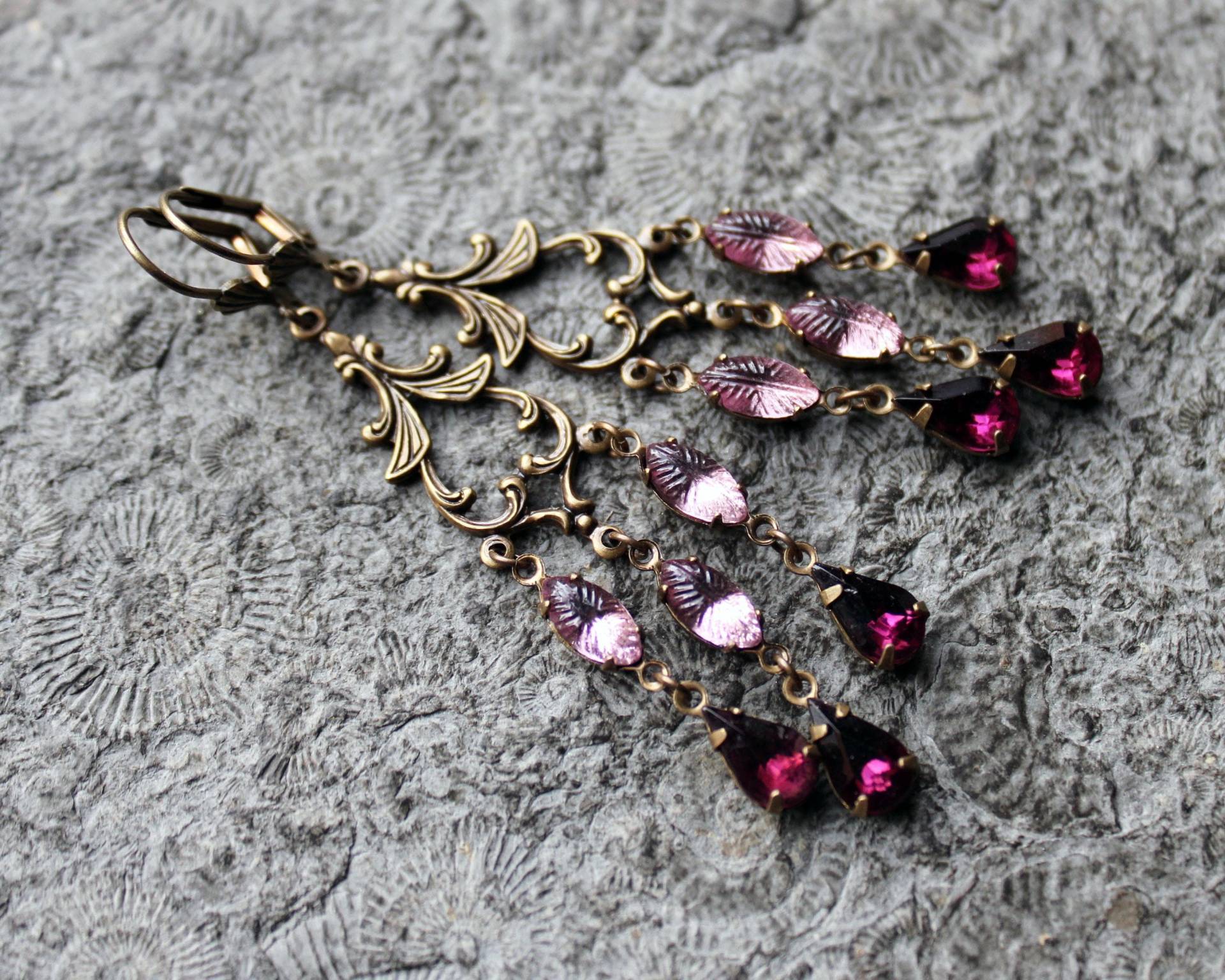 Vintage Cabochon Gala-Ohrringe Chandeliers Aurelia Messing | Lila von Drachenfliege