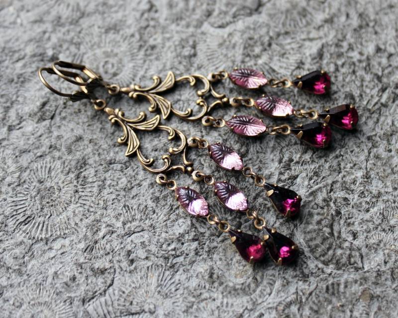 Vintage Cabochon Gala-Ohrringe Chandeliers Aurelia Messing | Lila von Drachenfliege