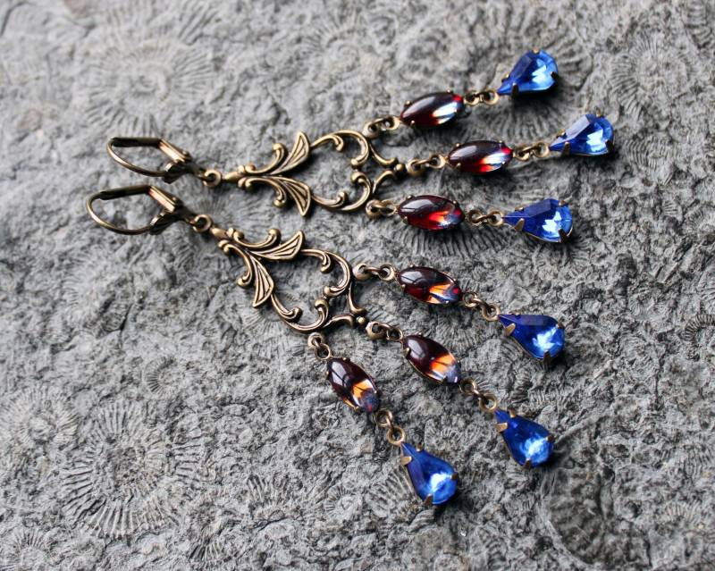 Vintage Cabochon Gala-Ohrringe Chandeliers Aurelia Messing | Rot Blau von Drachenfliege