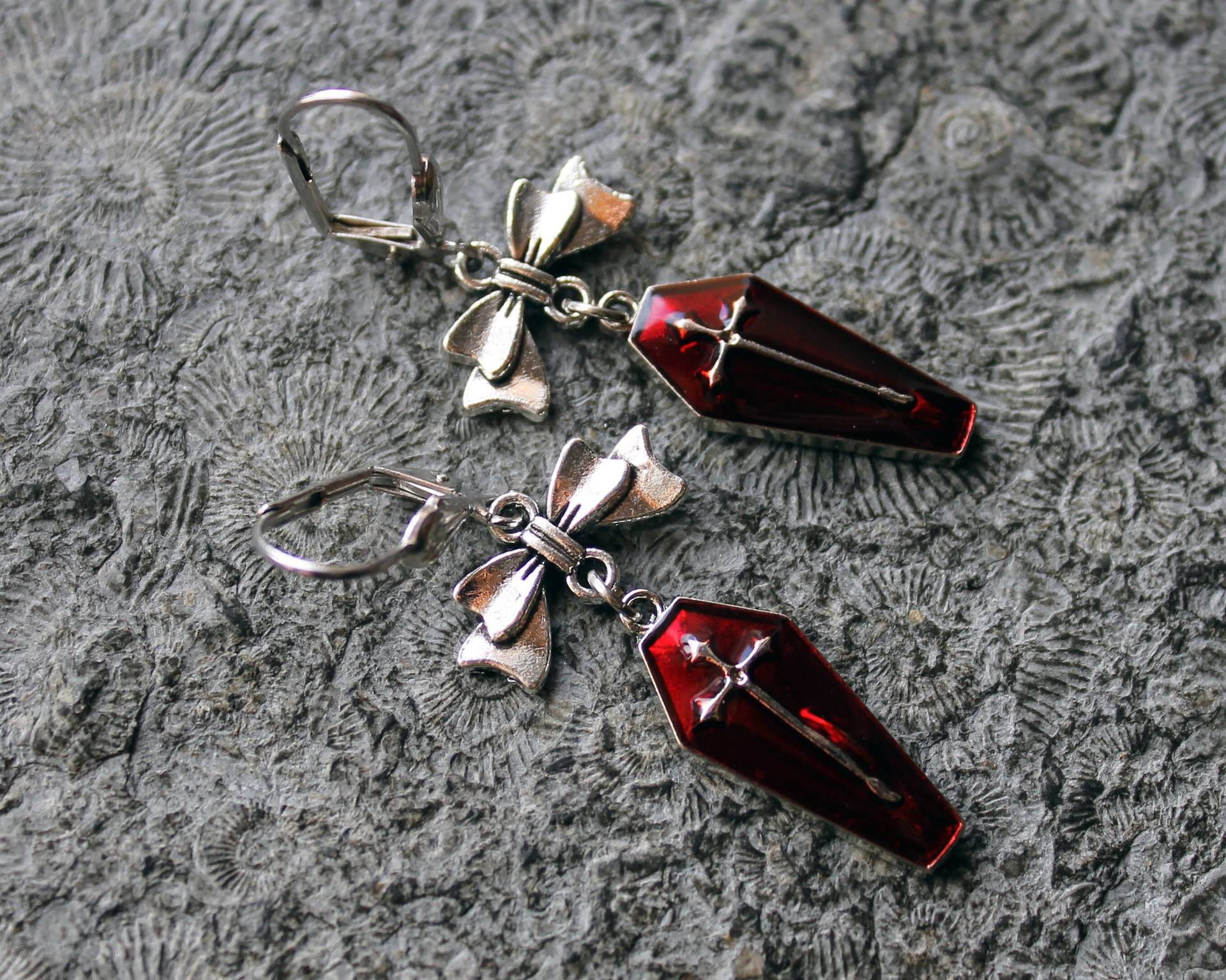 statement-Ohrringe Carmilla Rot | Silber Vampire Gothic Sarg statement-Ohrringe Carmilla Rot | Silber Vampire Gothic Sarg von Drachenfliege
